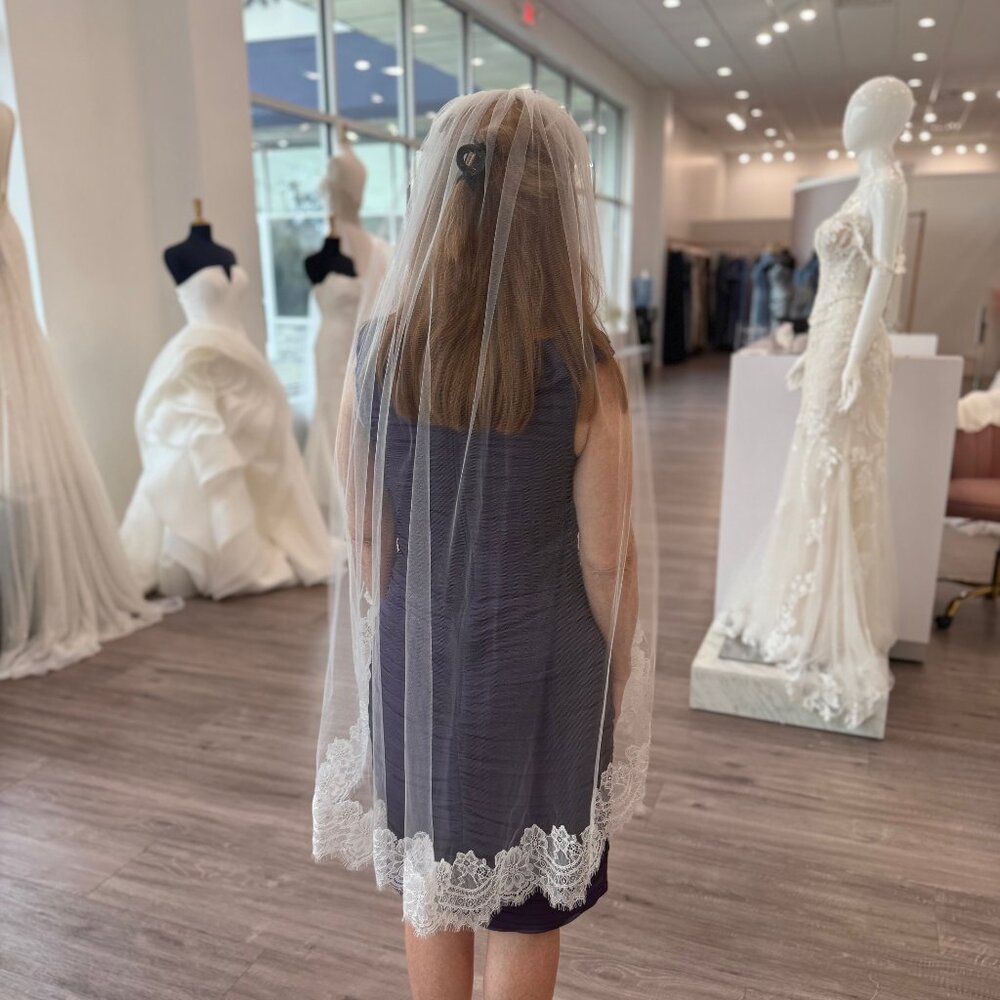 Chantilly Lace Knee Length Veil